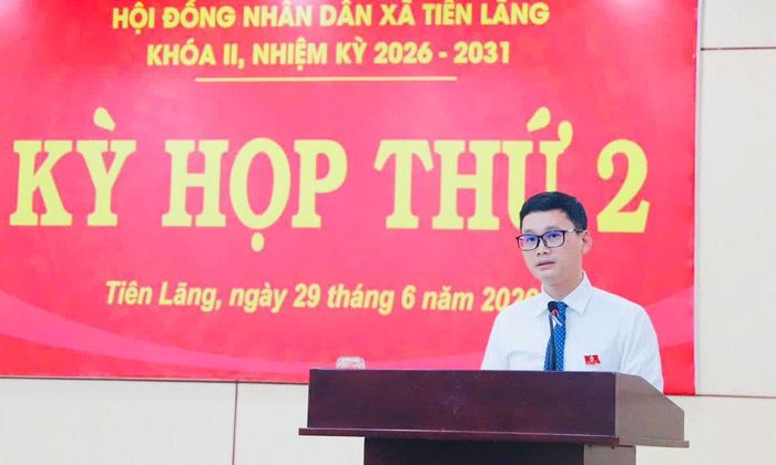 Ông Phạm Minh Đức, Bí thư Đảng ủy, Chủ tịch HĐND xã Tiên Lãng phát biểu tại kỳ họp