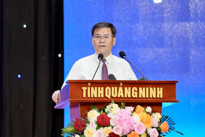 Chủ tịch UBND tỉnh Quảng Ninh Bùi Văn Khắng phát biểu tại hội nghị