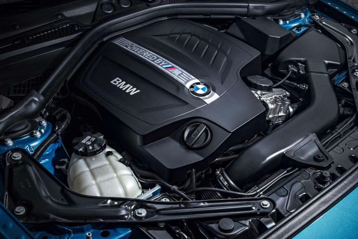Xích cam của động cơ BMW I6 được đặt ở vị trí gần vách ngăn động cơ khiến việc sửa chữa thay thế gặp khó khăn. Ảnh: BMW