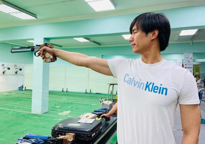 Nhan Phúc Vinh được chính xạ thủ Hoàng Xuân Vinh và HLV Nguyễn Thị Nhung hướng dẫn từng kỹ thuật trên trường bắn.