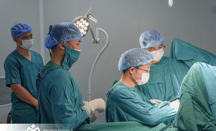 BS.CKI Trần Văn Tuấn, Trưởng khoa Ngoại Tổng hợp cùng ê-kíp đã nhanh chóng thực hiện kỹ thuật lấy toàn bộ dị vật ra ngoài an toàn cho người bệnh. Ảnh: BVCC