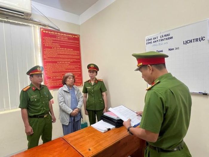 Cơ quan Cảnh sát điều tra Công an tỉnh Cà Mau thi hành Lệnh bắt bị can để tạm giam đối với Nguyễn Thị Mỹ Nồng. (Ảnh:CA)