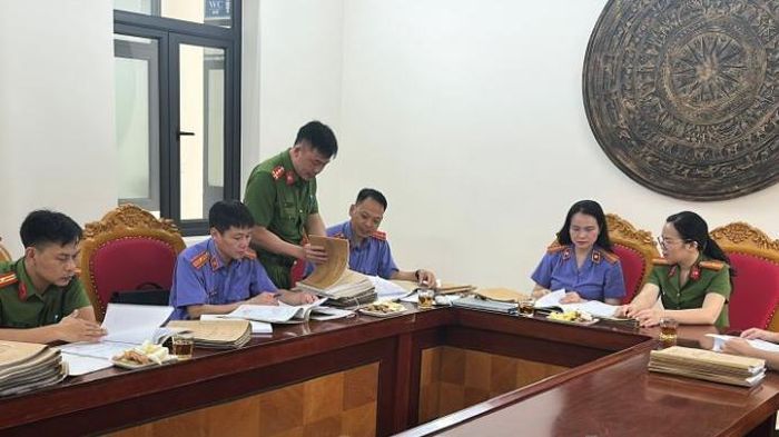  Các thành viên Đoàn trực tiếp nghiên cứu hồ sơ, sổ sách, tài liệu.