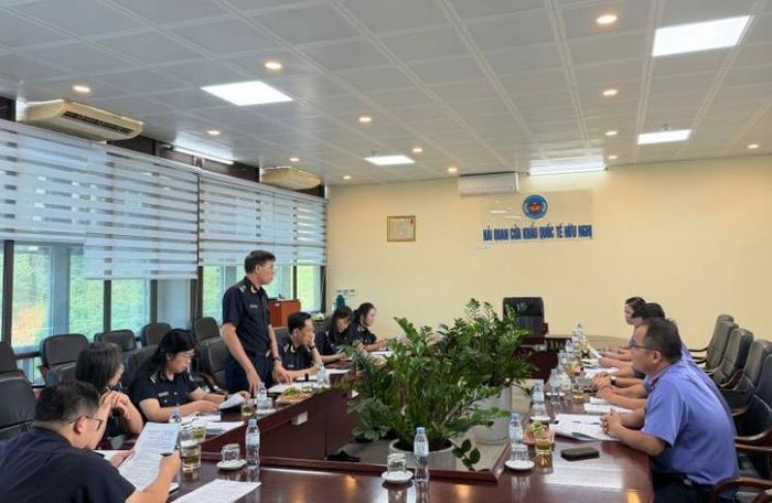  Đồng chí Nguyễn Đức Lâm - Phó Đội trưởng Hải quan Cửa khẩu Quốc tế Hữu Nghị trình bày dự thảo báo cáo và trao đổi về một số khó khăn, vướng mắc.