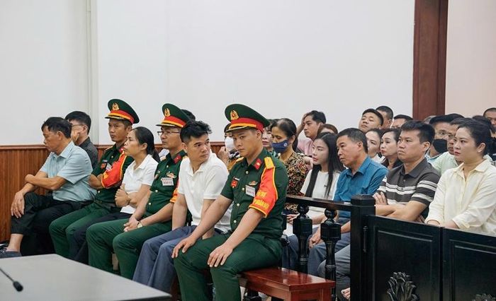  Các bị cáo khác có đơn kháng cáo và hàng trăm bị hại tham dự phiên tòa. 