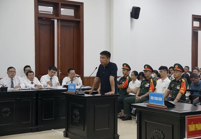  Cựu Chủ tịch Tập đoàn Phúc Sơn Nguyễn Văn Hậu trước bục khai báo.
