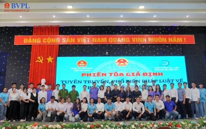  Các Đại biểu chụp ảnh lưu niệm.