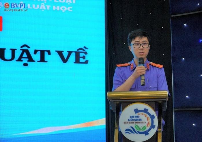  Đồng chí Nguyễn Hồ Anh Vũ, Ủy viên Ban Thường vụ Đoàn cơ sở VKSND tỉnh An Giang đã chia sẻ thêm những kiến thức thực tiễn về tác hại của ma túy.