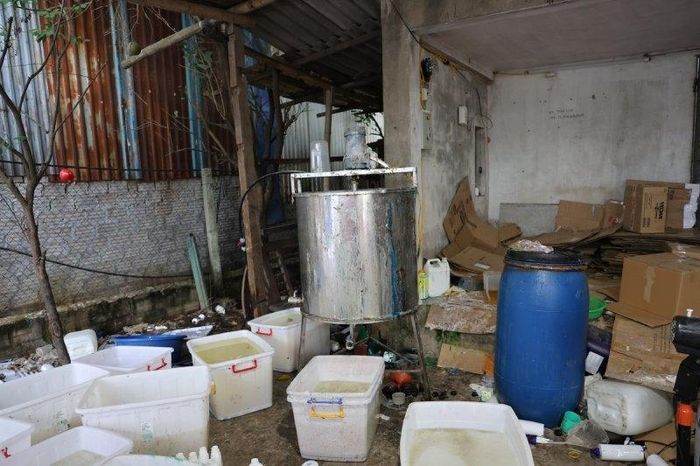 "Xưởng" sản xuất, điều chế dầu gội, sữa tắm giả.