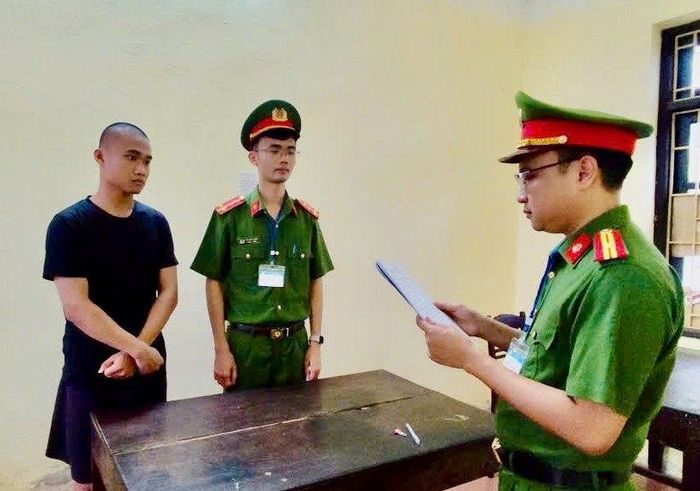  Tống đạt quyết định khởi tố đối tượng Lương Văn Khải.