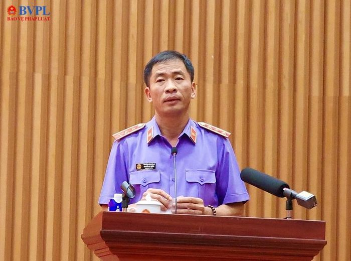  Đồng chí Nguyễn Duy Giảng, Phó Viện trưởng VKSND tối cao điều hành phần tham luận tại Hội nghị.