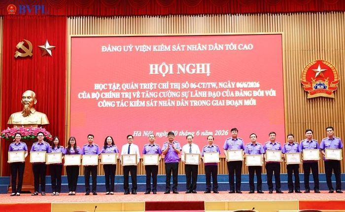  Đồng chí Nguyễn Huy Tiến, Viện trưởng VKSND tối cao trao Bằng khen tặng các tập thể, cá nhân trong và ngoài ngành KSND có thành tích trong công tác tham mưu, xây dựng Chỉ thị số 06-CT/TW.