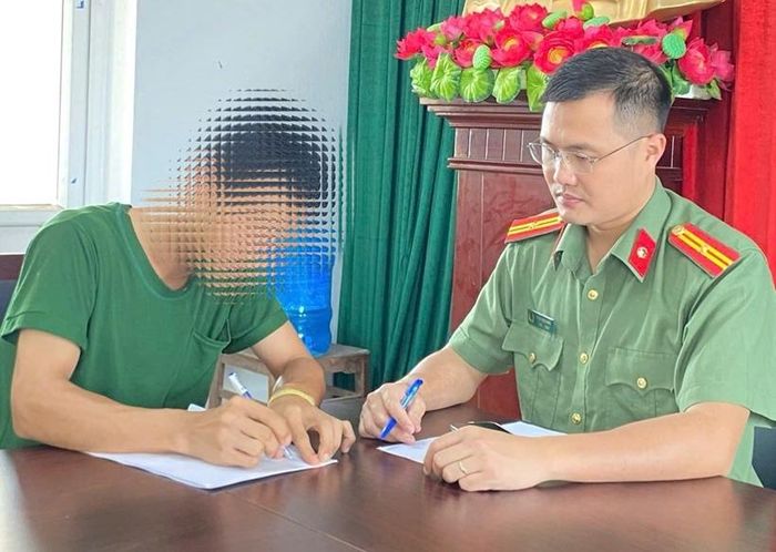 Lực lượng Công an làm việc với ông L.V.Đ. Ảnh: CAHP