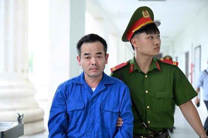  Bị cáo Đinh Văn Long được áp giải đến phiên tòa. 