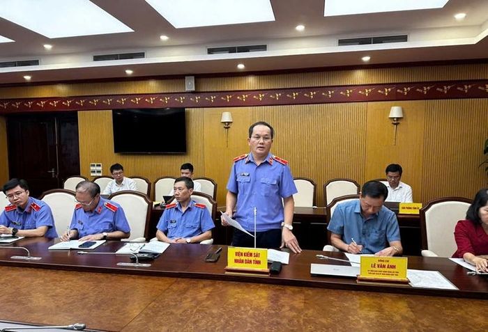 Đồng chí Phạm Viết Vượng, Viện trưởng VKSND tỉnh Quảng Ninh báo cáo tại buổi làm việc.
