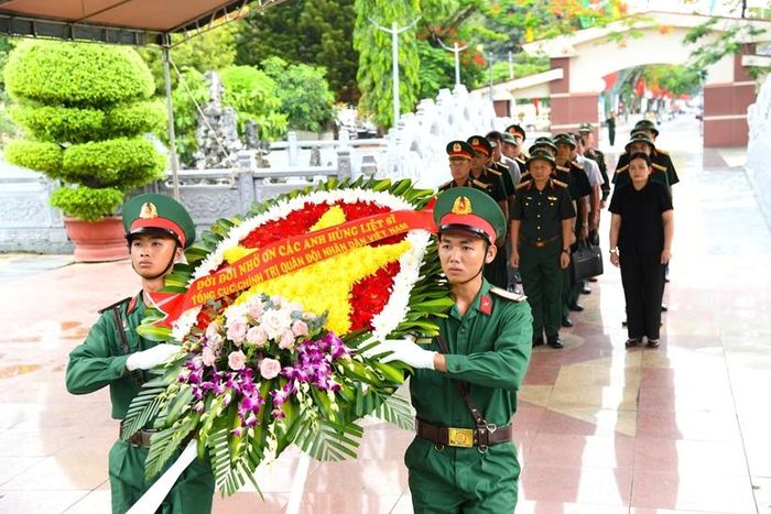  Dâng hoa tri ân các Anh hùng liệt sĩ.