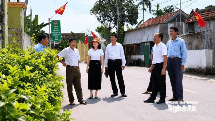 Cán bộ xã phải luôn lắng nghe tâm tư, nguyện vọng của nhân dân, nêu cao tinh thần bám sát cơ sở. Ảnh: Hoàng Việt Anh