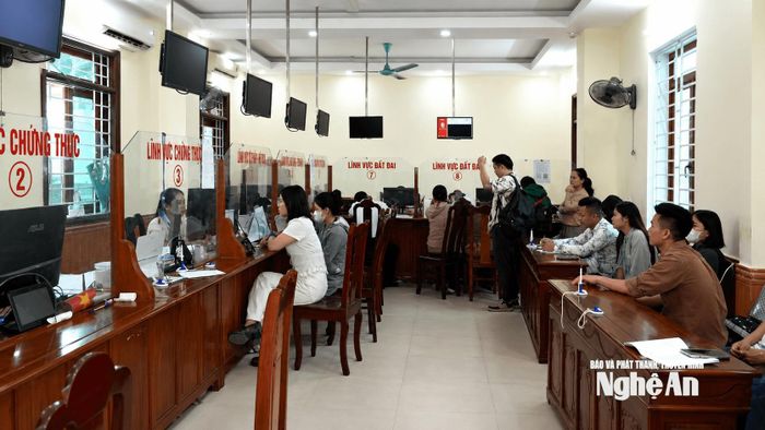 Tăng cường chuyển đổi số phục vụ nhân dân. Ảnh: Hoàng Việt Anh