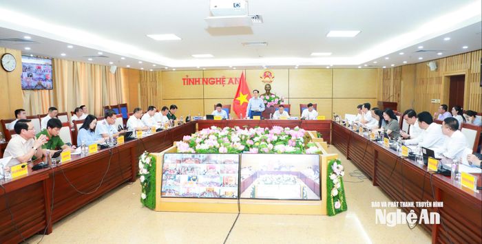 UBND tỉnh họp phiên thường kỳ tháng 6 để đánh giá tình hình kinh tế - xã hội 6 tháng đầu năm 2026, kết nối trực tuyến với 130 xã, phường vào sáng 25/6. Ảnh: Thành Duy