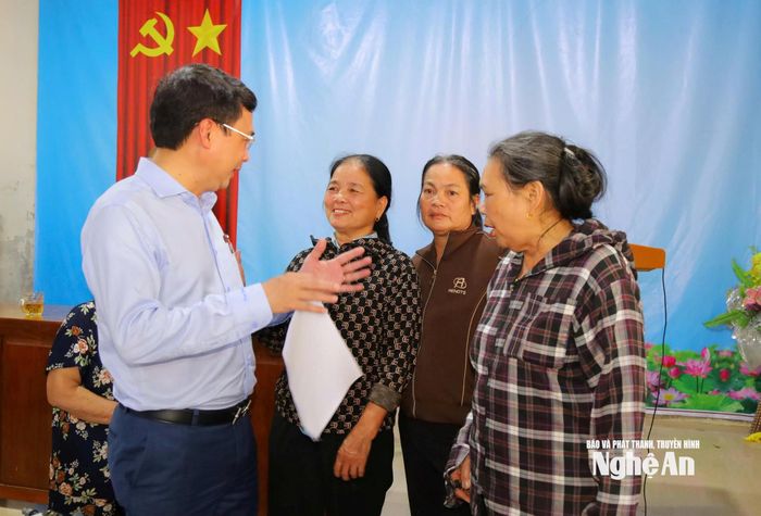 Đồng chí Hoàng Anh Tiến - Phó Bí thư Đảng ủy, Chủ tịch UBND xã Hưng Nguyên trao đổi với người dân xóm Đại Huệ về dự án cao tốc Vinh - Thanh Thủy. Ảnh: CSCC
