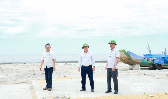 Lãnh đạo xã Hải Châu khảo sát để thực hiện công tác quy hoạch phát triển du lịch biển. Ảnh: Thành Duy