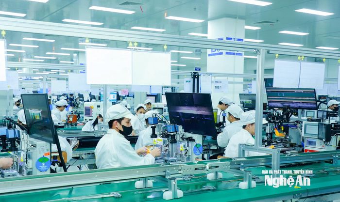 Công nhân làm việc trong nhà máy tại KCN VSIP Nghệ An trên địa bàn xã Hưng Nguyên. Ảnh: Thành Duy