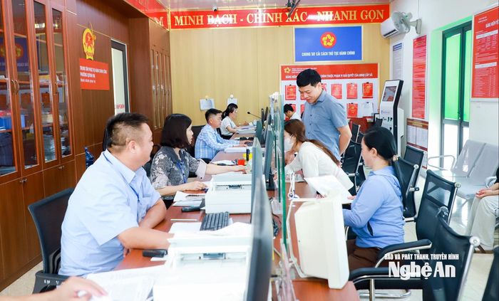 Đồng chí Hồ Văn Cậy (đứng) - Phó Bí thư Đảng ủy, Chủ tịch UBND phường Quỳnh Mai trao đổi, nắm bắt cảm nhận, đánh giá của người dân khi đến giao dịch tại Trung tâm Phục vụ hành chính công xã. Ảnh: Thành Duy