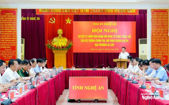 Bí thư Tỉnh ủy, Trưởng Đoàn ĐBQH tỉnh Nguyễn Khắc Thận phát biểu kết luận tại hội nghị. Ảnh: Phạm Bằng