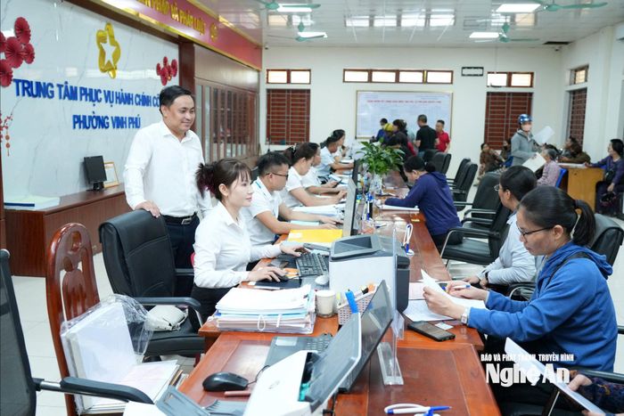 Cán bộ Trung tâm Phục vụ hành chính công phường Vinh Phú giải quyết các thủ tục cho người dân. Ảnh: P.V