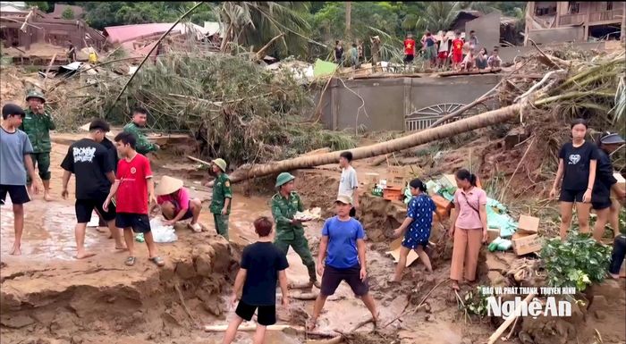 Các lực lượng xã Mỹ Lý căng mình giúp người dân khắc phục hậu quả lũ lụt. Ảnh: Hoài Thu