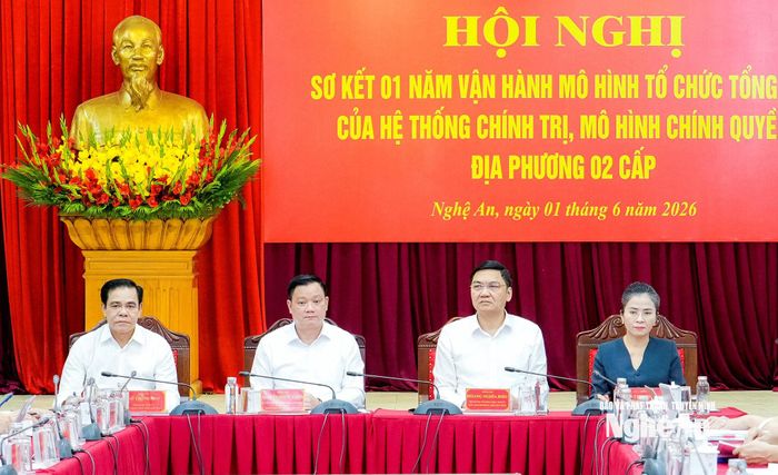 Các đồng chí Thường trực Tỉnh ủy chủ trì Hội nghị sơ kết 1 năm vận hành mô hình tổ chức tổng thể của hệ thống chính trị và chính quyền địa phương 2 cấp. Ảnh: Phạm Bằng
