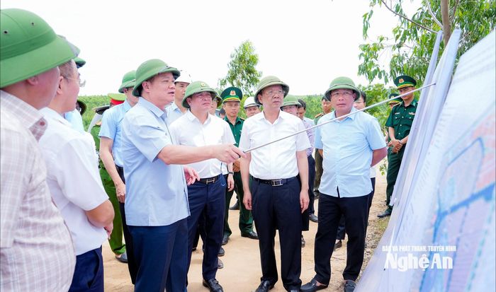 Bí thư Tỉnh ủy, Trưởng Đoàn ĐBQH tỉnh Nguyễn Khắc Thận kiểm tra Dự án Nhà máy Nhiệt điện LNG Quỳnh Lập tại phường Tân Mai. Ảnh: Phạm Bằng