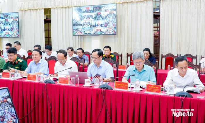 Đại diện các ban Đảng Trung ương phụ trách Nghệ An; cùng các đồng chí Ủy viên Ban Thường vụ Tỉnh ủy dự hội nghị. Ảnh: Phạm Bằng
