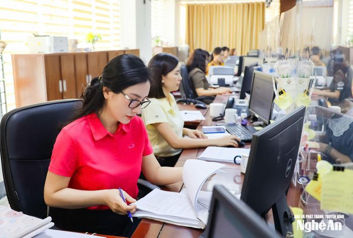 Cán bộ, công chức các sở, ban, ngành giải quyết thủ tục hành chính cho người dân và doanh nghiệp tại Trung tâm Phục vụ hành chính công tỉnh. Ảnh: Thanh Lê