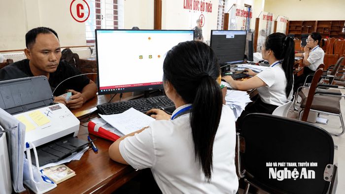 Công chức Trung tâm Phục vụ hành chính công xã Nghi Lộc đẩy mạnh ứng dụng số phục vụ nhân dân. Ảnh: Hoàng Việt Anh