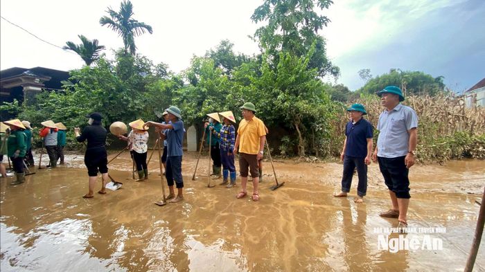 Chính quyền xã Nhân Hòa huy động lực lượng xử lý các điểm tắc nghẽn cống rãnh sau khi nước lũ rút. Ảnh: CSCC