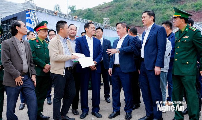 Bí thư Tỉnh ủy Nguyễn Khắc Thận cùng các đồng chí Thường trực Tỉnh ủy đã kiểm tra thực địa tình hình triển khai dự án đầu tư xây dựng và kinh doanh cảng nước sâu Cửa Lò tại xã Hải Lộc. Ảnh: Phạm Bằng