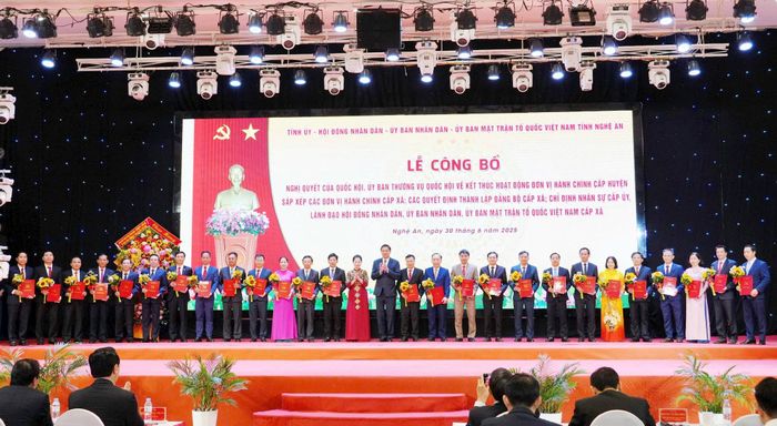 Các đồng chí lãnh đạo tỉnh Nghệ An trao quyết định đến 130 bí thư đảng ủy xã, phường. Ảnh: Thành Duy