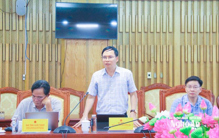 Phó Trưởng ban Quản lý Khu kinh tế Đông Nam Nguyễn Mạnh Lợi báo cáo kết quả phát triển khoa học, công nghệ và đổi mới sáng tạo của đơn vị. Ảnh: Mai Hoa