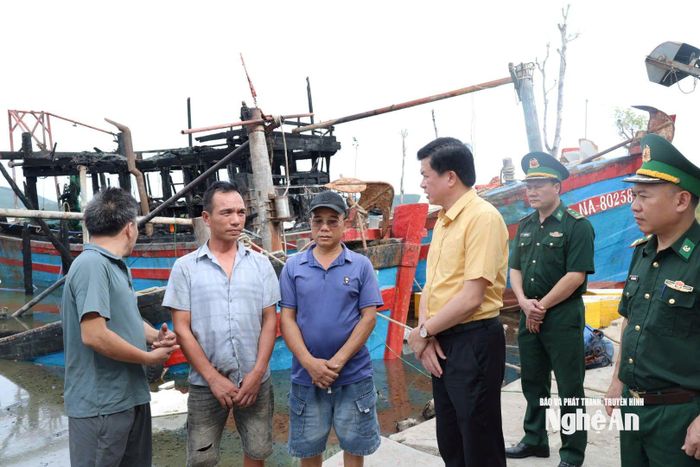 Đồng chí Nguyễn Đình Hùng động viên các gia đình ngư dân. Ảnh: Quang Huy