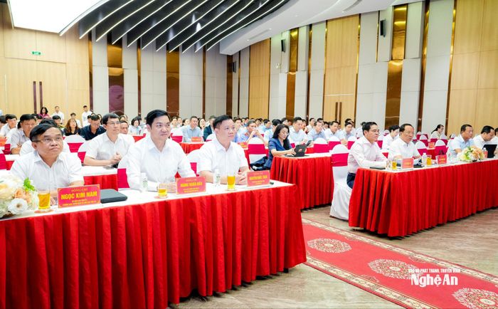 Các đồng chí lãnh đạo tỉnh tham dự hội nghị tại điểm cầu Nghệ An. Ảnh: Phạm Bằng