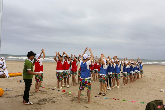  Trong 6 tháng đầu năm 2026, du lịch Hà Tĩnh có thêm nhiều sản phẩm mới đa dạng loại hình. Trong ảnh: Du khách nghỉ dưỡng tại mô hình du lịch cộng đồng CBT biển Thịnh Lộc (xã Lộc Hà). 