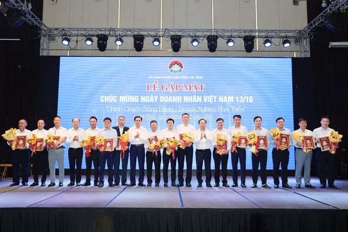 Các đồng chí lãnh đạo tỉnh trao kỷ niệm chương cho các doanh nghiệp có nhiều đóng góp trong sự phát triển của tỉnh. (Ảnh chụp tháng 10/2025).