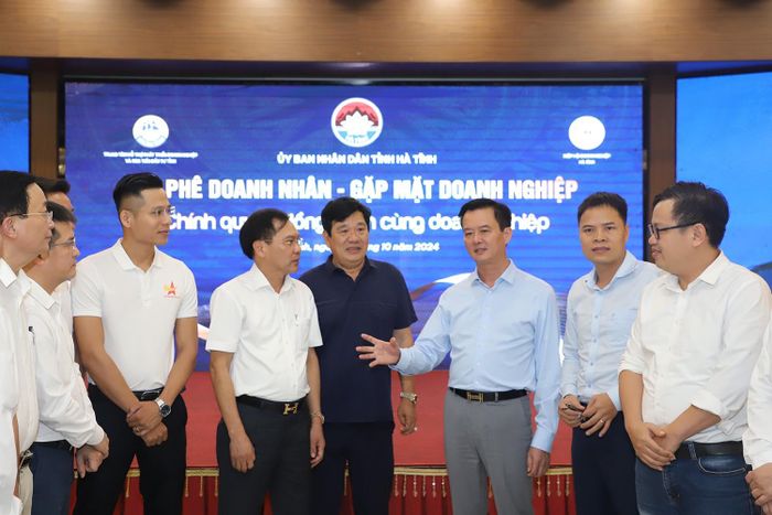 Lãnh đạo tỉnh trao đổi với Hiệp hội Doanh nghiệp tỉnh và đại diện các doanh nghiệp bên lề chương trình "Cà phê doanh nhân - Gặp mặt doanh nghiệp".
