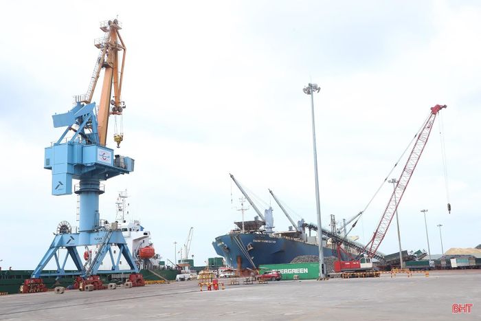 Doanh nghiệp đóng vai trò là lực lượng nòng cốt trong tăng trưởng kinh tế, tăng thu ngân sách và tạo việc làm cho lao động.