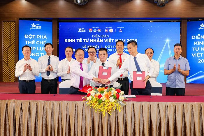Hội Doanh nhân trẻ Hà Tĩnh ký kết hợp tác với Hội Doanh nghiệp Hà Tĩnh phía Nam và Hội Doanh nghiệp, doanh nhân Hà Tĩnh tại Hà Nội.