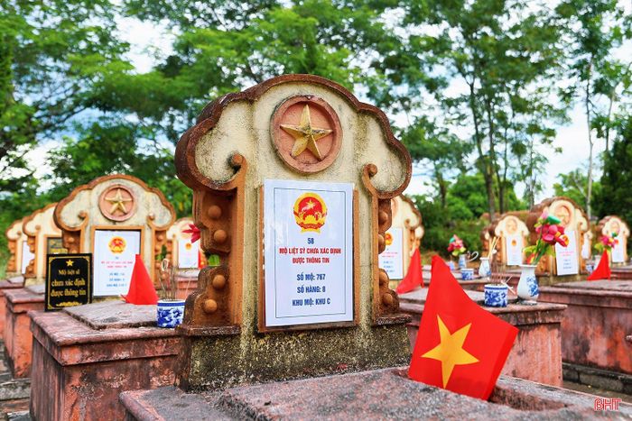 Nghĩa trang Liệt sĩ Hương Khê là nơi an nghỉ của hơn 750 liệt sĩ, trong đó có 84 phần mộ chưa xác định được thông tin.