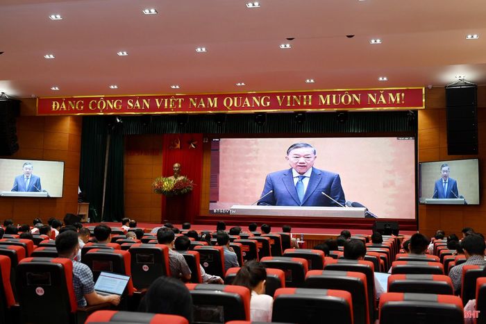  Đại biểu điểm cầu Hà Tĩnh theo dõi phát biểu chỉ đạo của đồng chí Tô Lâm - Tổng Bí thư, Chủ tịch nước. 