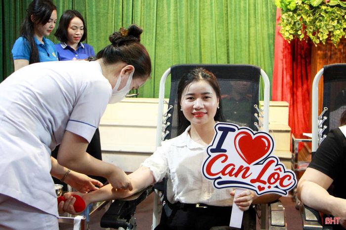 Đợt hiến máu thu hút gần 160 tình nguyện viên tham gia.
