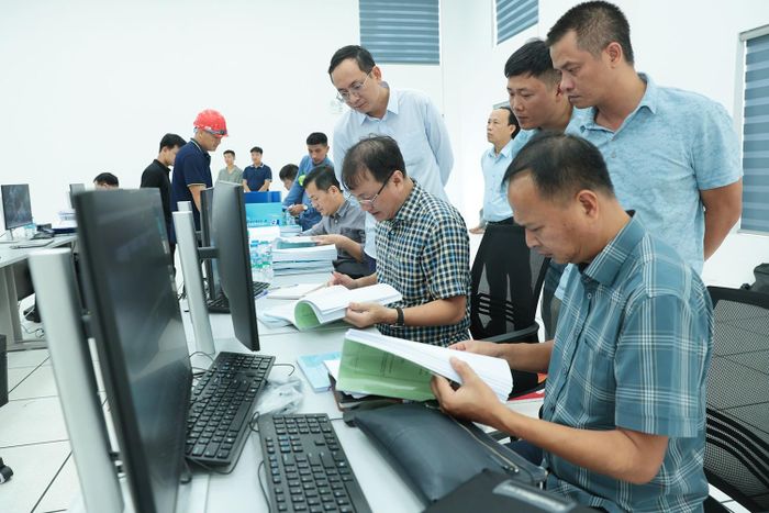 Sáng 30/6, Cơ quan thường trực Hội đồng Kiểm tra Nhà nước về công tác nghiệm thu công trình xây dựng đã tiến hành kiểm tra, đánh giá điều kiện vận hành hệ thống thu phí điện tử không dừng (ETC) và hệ thống giao thông thông minh (ITS) trên tuyến cao tốc qua Hà Tĩnh.